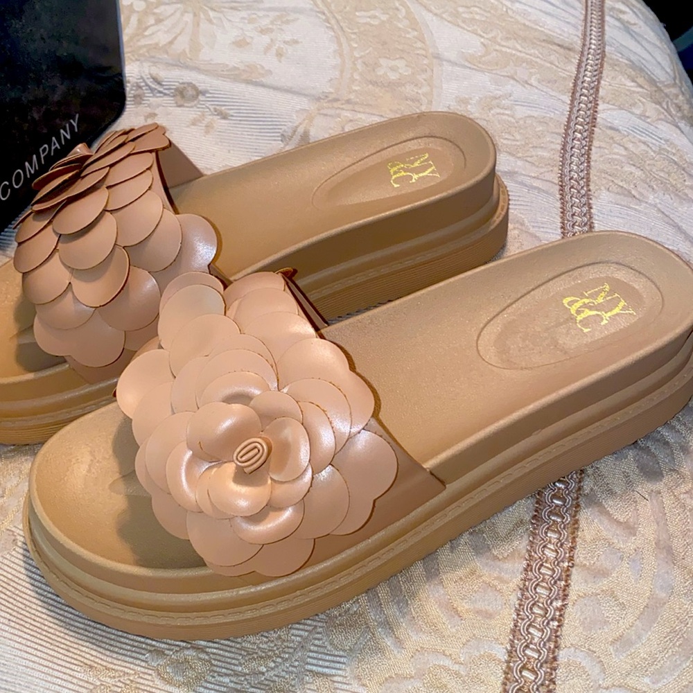 New!  flower Camilla slides In box! NY&C (natural color) size 10 but truly 9.5